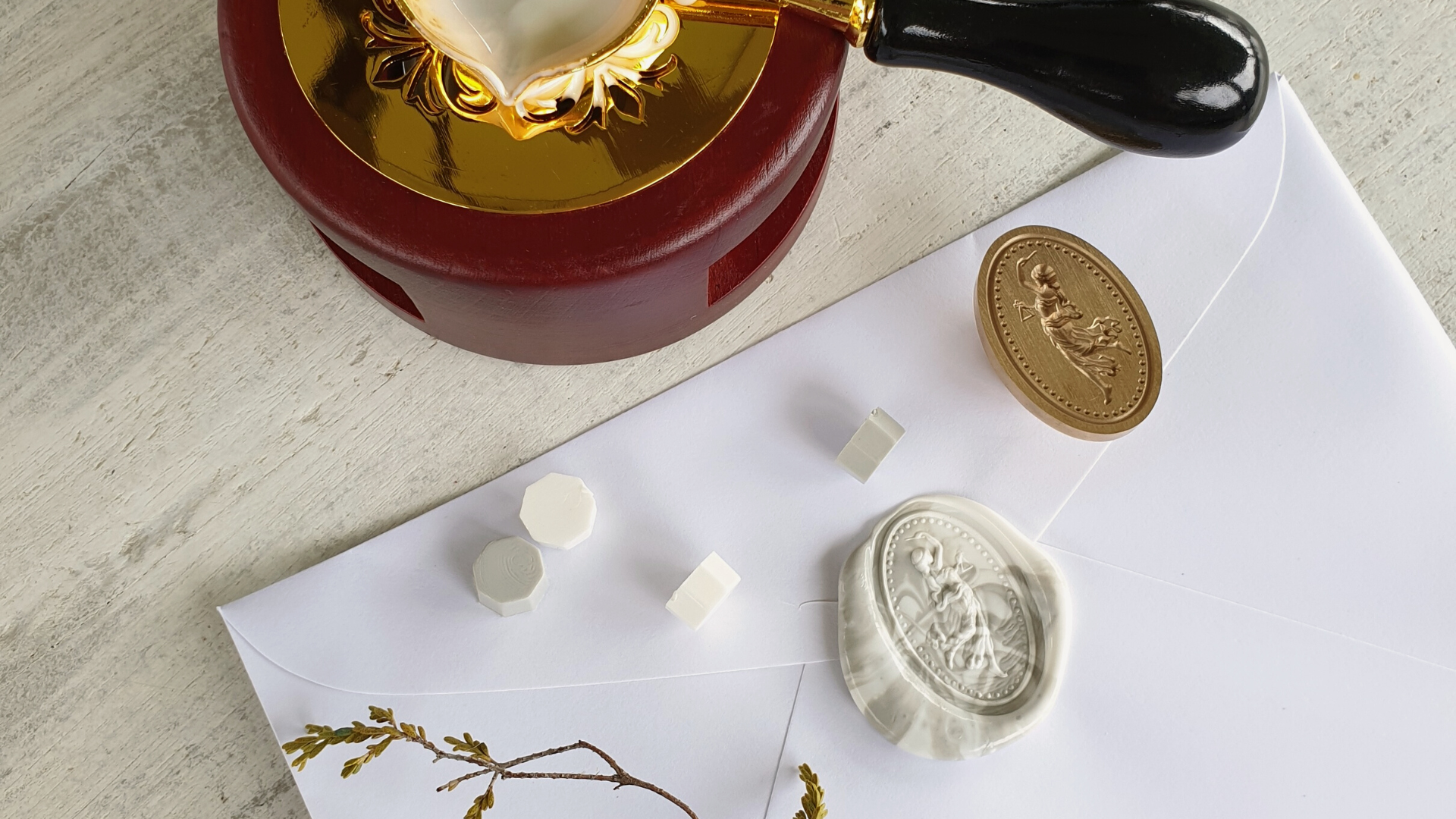 Load video: How to make a marbled effect wax seal with the Goddess brass wax seal by Bounde