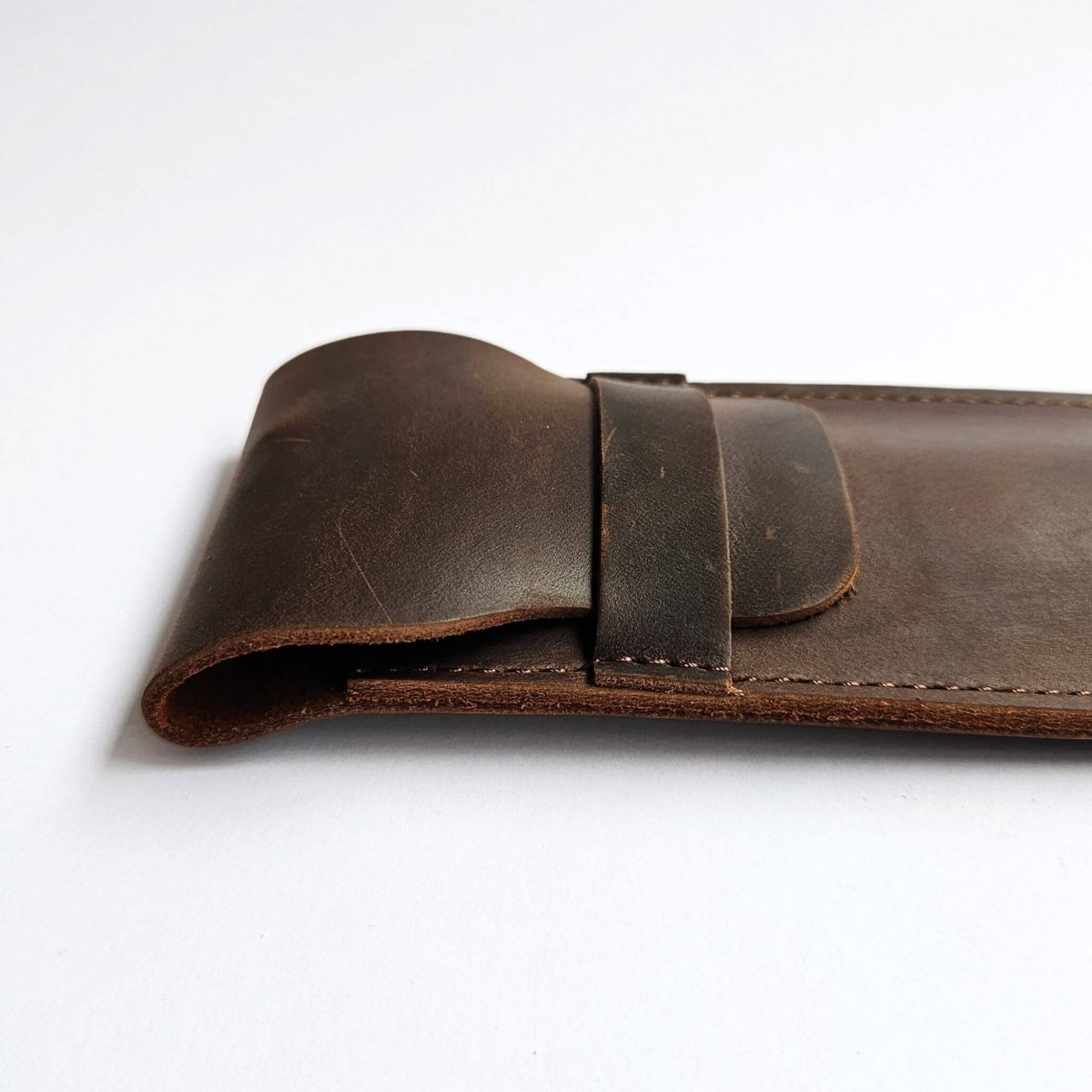 side view od dark brown leather pen pouch